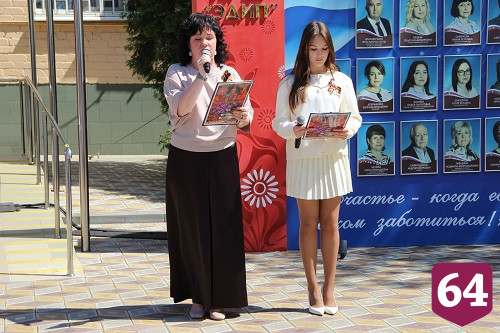 Герой России Александр Янклович поздравил с Днем Победы ветерана, проживающую в Энгельсском доме-интернате