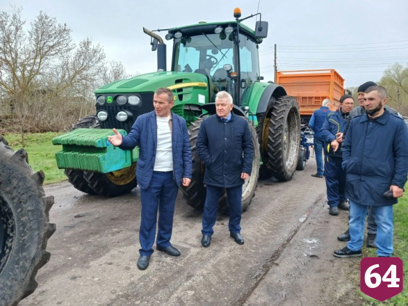 Саратовским аграриям презентовали многофункциональные плуги и агродроны